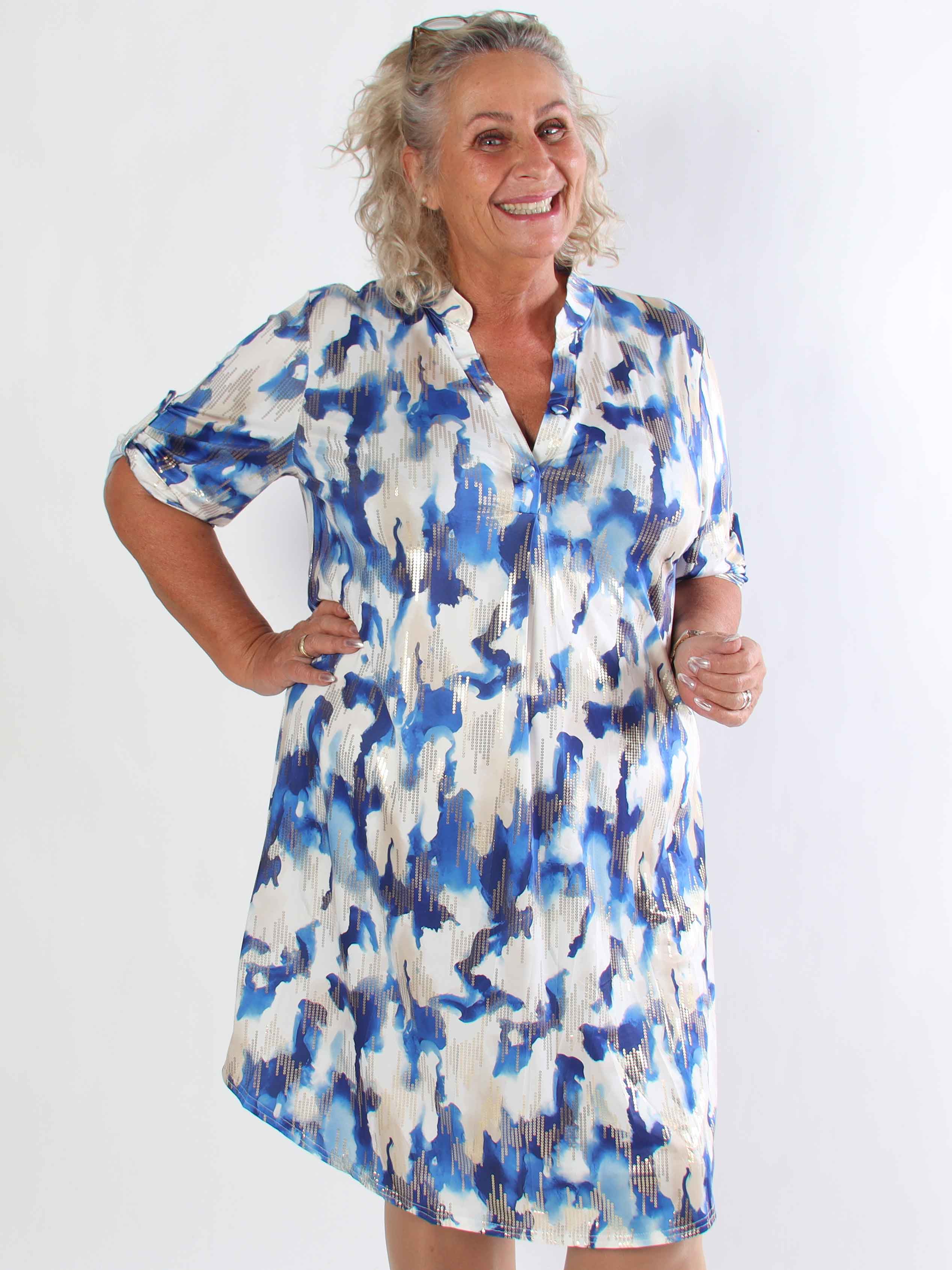 Ebba Batik Long - Elastisk flerfarvet plus size kjole med guld detaljer